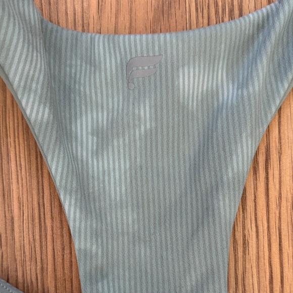 Fabletics Sage Ribbed Sports Bra crop top - Picture 3 of 5
